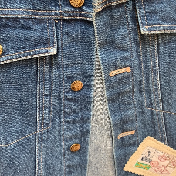 Anne Klein VINTAGE Denim vest. World traveler patches and fringe size large - Picture 5 of 17